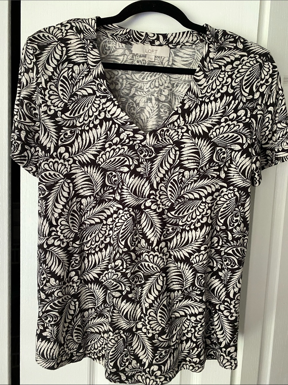 LOFT Black & Cream Leaf-Print V-Neck Short Sleeve Tee